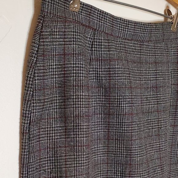 Simple and Classic Gray Tweed Pencil Skirt with Red Accents - Picture 3 of 5